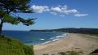 日本の渚百選にも選ばれている美しい白浜です