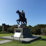 立派な像だけど馴染みのない人物