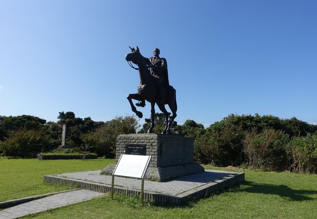 立派な像だけど馴染みのない人物