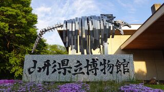 霞城公園の一画にある県立博物館