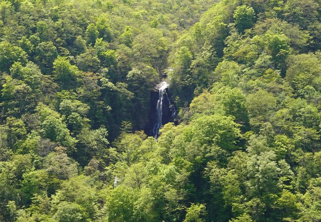 181mの落差を三段になって落ちる滝