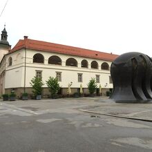 マリボル城傍らにある広場で、広場自体は殺風景ですが…、