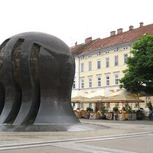 …広場を囲むようにカフェが並んでいます。