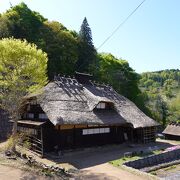 迫力ある茅葺屋根の家屋です