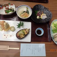 夕食は和食膳で先付けの物、さらに料理が続きました