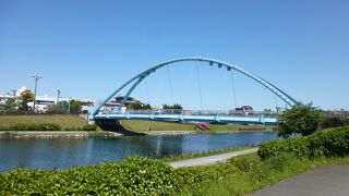 鮮やかな空色の橋