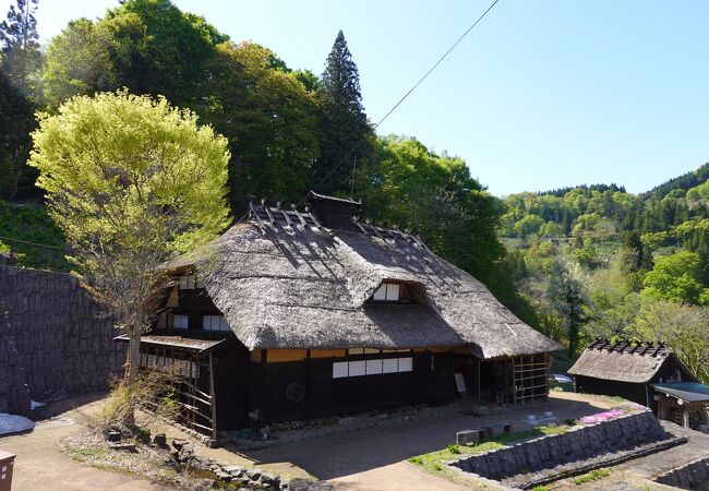 迫力ある茅葺屋根の家屋です