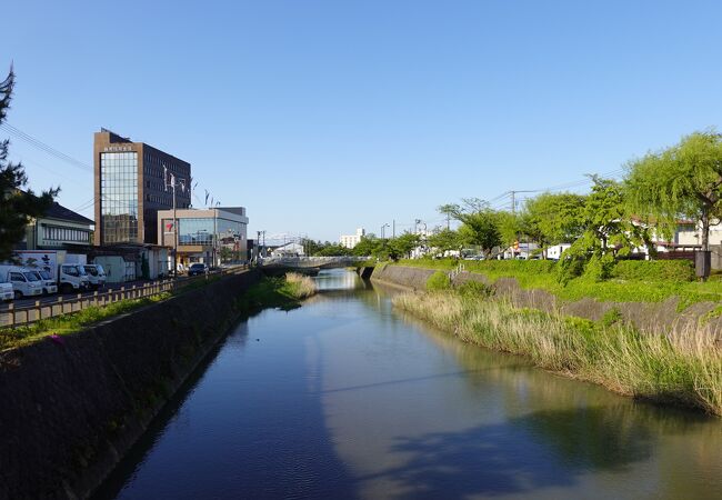 鶴川市街を蛇行しながら流れます