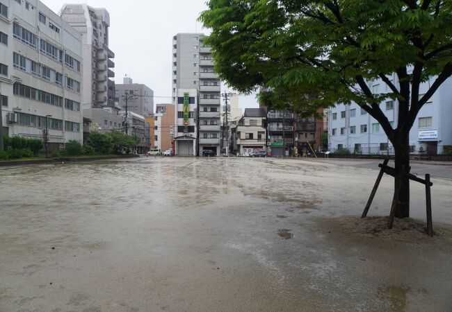 めがね橋の電停から歩いてすぐの公園