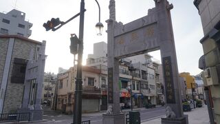 左右の歩道に二つの門が対で