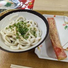 ぶっかけうどんに カニカマ天をトッピング