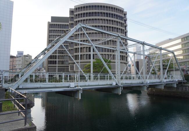 白い鉄骨を組んだトラス橋