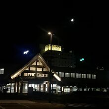 出雲大社や空港行きのバス停から見ると駅裏になります