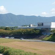 嘉麻川と彦山川の合流点にある