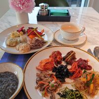 朝食　黒ごま粥旨し