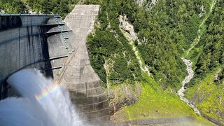 この放水を見るために夏休みにやってきました！