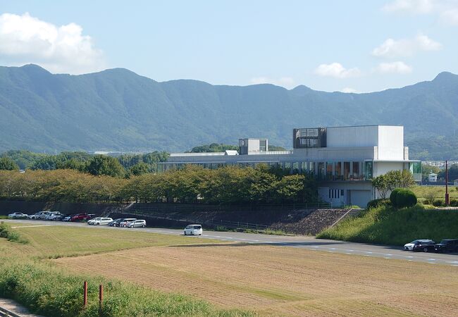 嘉麻川と彦山川の合流点にある