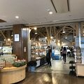 飲食店が沢山ある割に、土産物屋のスペースは思ったよりも狭かった。