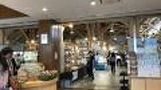 飲食店が沢山ある割に、土産物屋のスペースは思ったよりも狭かった。