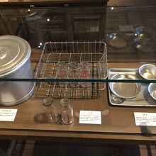 半世紀余り前に、小学校の給食で実際に使われていた食器類。