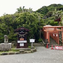 参道途中の道を入ると波切神社や稲荷神社があります