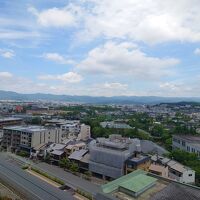 バルコニーからの眺め　赤い鳥居が平安京