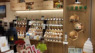 いろいろなタイプのハチミツがありました