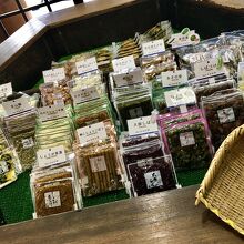 近為さんの店内に入った途端，お漬物の匂いに包まれます。