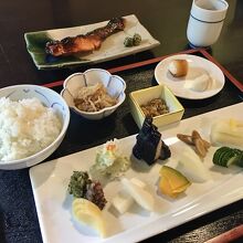 ご飯の右側の小鉢は「千切りの炊いたん」と「ちりめん山椒」。