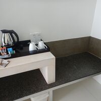 スーツケースを置けるし、マグカップも大きくて使いやすかった