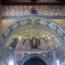 …祭壇上部の壁のモザイクがきらびやか。