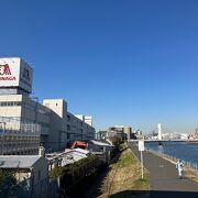 東京都町田市を源流として、横浜市鶴見区から東京湾に注ぐ約４２キロの河川です