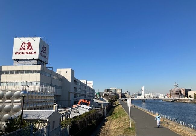 東京都町田市を源流として、横浜市鶴見区から東京湾に注ぐ約４２キロの河川です