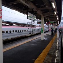 秋田行が到着。このあと東京行きが入線。他に新幹線が停まってる