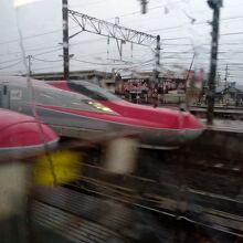 秋田行きが出発。車窓には２編成の秋田新幹線を見ることができた