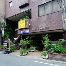 ちょっと裏通りにある