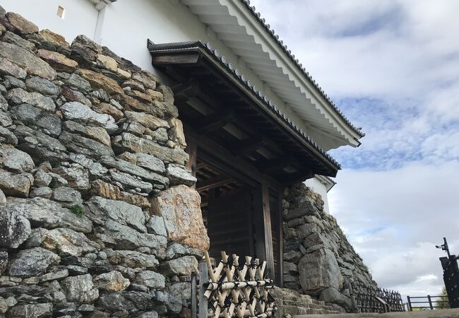 浜松城天守門（静岡県浜松）：野面積みの石垣に建つ