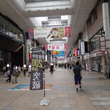 賑やかなアーケード商店街です