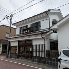 江戸時代の宿場町の風情が残る街並みにある 白壁が美しい本店