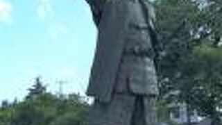 萩市中央公園に建つ幕末の志士の中でも最も人気のある偉人の一人、久坂玄瑞の立像。