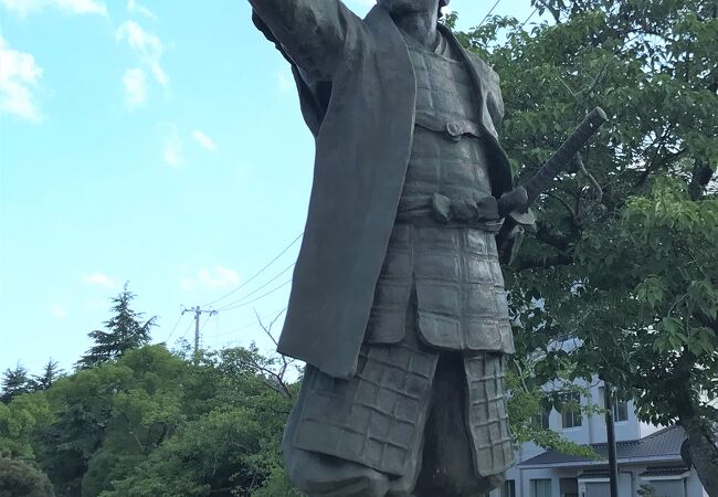 萩市中央公園に建つ幕末の志士の中でも最も人気のある偉人の一人、久坂玄瑞の立像。