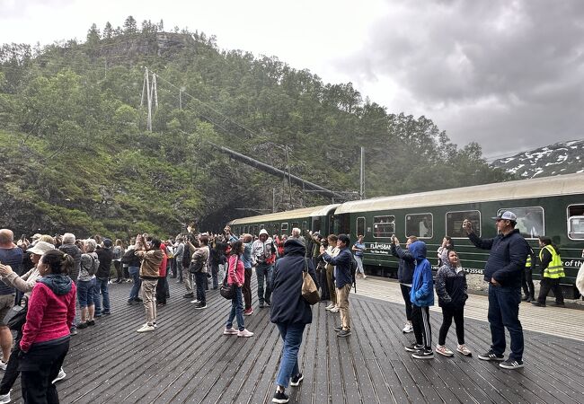 ショース駅で観光停車してくれる