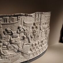 トラヤヌス帝記念柱のレプリカは写真撮影可