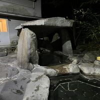 巨石の屋根にびっくりの露天風呂