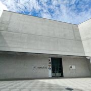 安藤忠雄の設計によるコンクリート打ち放しの美術館