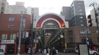 庶民的で、楽しい商店街。