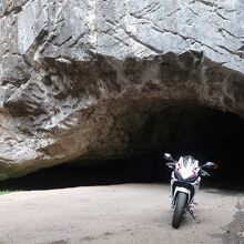 車を飲み込むように口を開いた岩山の洞窟。