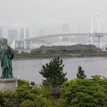 自由の女神とレインボーブリッジ。