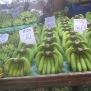 バナナを大量に売っているお店