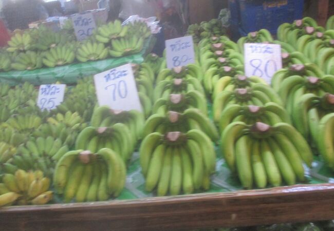 バナナを大量に売っているお店